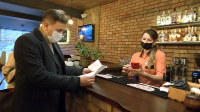 У Луцьку перевірили, чи дотримуються карантину ресторани та кафе. Чи виявили порушення У Луцьку перевірили, чи дотримуються карантину ресторани та кафе. Чи виявили порушення