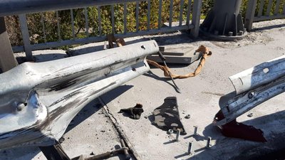 У Харкові автомобіль збив дорожників У Харкові автомобіль збив дорожників