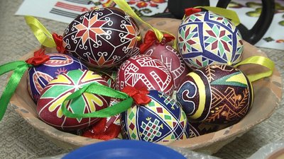 Житомирянка Ганна Івченко зібрала прадавні зразки символів, якими на Поліссі розписували писанки Житомирянка Ганна Івченко зібрала прадавні зразки символів, якими на Поліссі розписували писанки