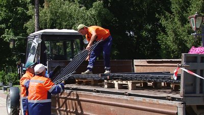 Комунальники демонтували частину огорожі навколо монументу Слави Комунальники демонтували частину огорожі навколо монументу Слави