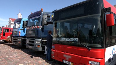 Пожежну машину, автобуси і сміттєвози — до Чернігова привезли техніку з Європи Пожежну машину, автобуси і сміттєвози — до Чернігова привезли техніку з Європи