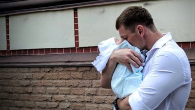 Обороняв Донеччину, загинув у боях за Харків: родині захисника України вручили посмертну нагороду Обороняв Донеччину, загинув у боях за Харків: родині захисника України вручили посмертну нагороду