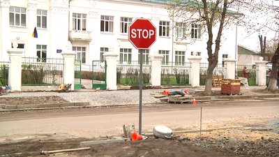 У Житомирі почали будувати піднятий пішохідний перехід поблизу 36 школи