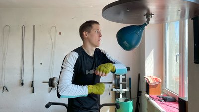 Викладач з Миколаєва випускає власні пісні, які пише у перервах між уроками Викладач з Миколаєва випускає власні пісні, які пише у перервах між уроками
