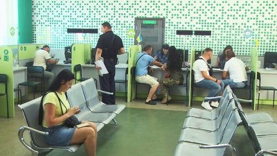 Нові правила та відсутність реєстрації онлайн: чому біля сервісного центру МВС у Вінниці черга Нові правила та відсутність реєстрації онлайн: чому біля сервісного центру МВС у Вінниці черга