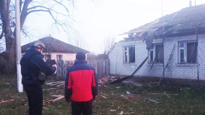 Пошкоджено житлові будинки, травмованих нема: росіяни обстріляли прикордонне село Чернігівщини