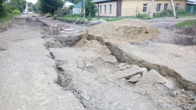 Кропивничанин не може два місяці виїхати із двору через розриту дорогу Кропивничанин не може два місяці виїхати із двору через розриту дорогу