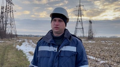 Як бригада електромонтерів з Прилуччини ремонтувала мережі у щойно розмінованій Снігурівці на Миколаївщині Як бригада електромонтерів з Прилуччини ремонтувала мережі у щойно розмінованій Снігурівці на Миколаївщині