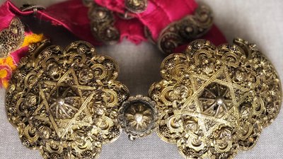 Весільний кримськотатарський пояс - сімейна реліквія родини Баталових. Весільний кримськотатарський пояс - сімейна реліквія родини Баталових.