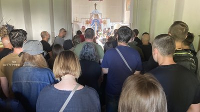 У Харкові прощаються з актором та волонтером Михайлом Кабановим: фото з прощання У Харкові прощаються з актором та волонтером Михайлом Кабановим: фото з прощання