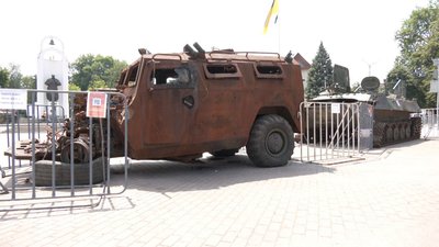 На Львівщині для огляду виставили підбиту російську техніку На Львівщині для огляду виставили підбиту російську техніку