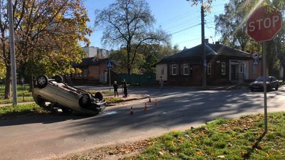 У Чернігові через ДТП перекинувся Matiz: водій в лікарні