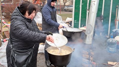 На місці ракетного удару в Дніпрі п'яту добу працюють волонтерські намети. У чому є потреба
