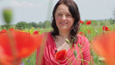 Жителька Кременця на Тернопільщині самостійно навчилася виготовляти солом’яні капелюхи