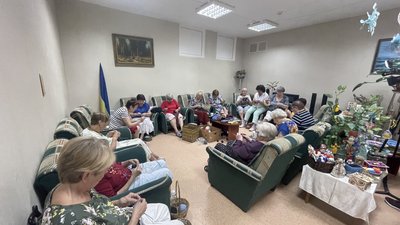 У соціальних центрах Дніпра жінки допомагають українській армії
