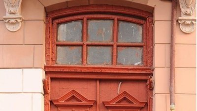 Двері, на вулиці Чорновола 15, які планують реставрувати першими Двері, на вулиці Чорновола 15, які планують реставрувати першими