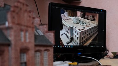 Чернівчанин зробив мініатюрний макет ратуші