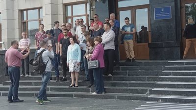 Під Житомирською ОДА страйкували працівники бронетанкового заводу