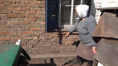 Руйнуються стіни: жителька села на Черкащині скаржиться на сусідство з амбулаторією