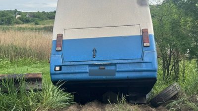 Автобус після аварія поблизу Нестеренків на Харківщині