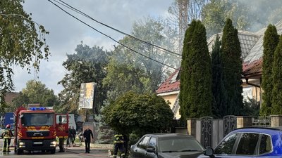 В Ужгороді на вул. Петра Лінтура горить СТО В Ужгороді на вул. Петра Лінтура горить СТО