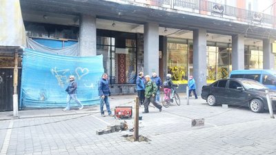 У Франківську біля готелю "Дністер" демонтували незаконні паркувальні стовпці У Франківську біля готелю "Дністер" демонтували незаконні паркувальні стовпці
