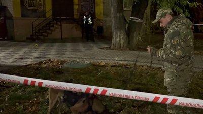 Кінолог разом з собакою на місці стрілянини, 9 листопада 2023 року Кінолог разом з собакою на місці стрілянини, 9 листопада 2023 року