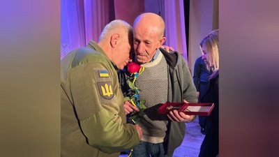 У Косові на Івано-Франківщині родичам загиблих військових передали ордени "За мужність" ІІІ ступеня