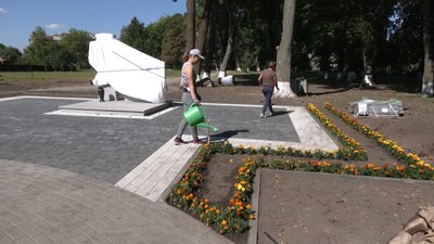 Мешканці громади впорядковують територію навколо стели, 12 вересня 2023. Фото: Суспільне Хмельницький Мешканці громади впорядковують територію навколо стели, 12 вересня 2023. Фото: Суспільне Хмельницький