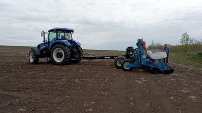 Трактор і сівалка від благодійного фонду "Жнива перемоги" Трактор і сівалка від благодійного фонду "Жнива перемоги"