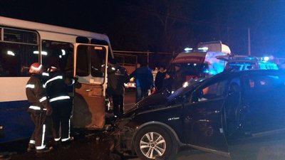 В Одеській області легковик зіштовхнувся з маршруткою: восьмеро людей травмовано