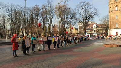 "Не мовчи! Полон вбиває": у Вінниці пройшла акція на підтримку військовополонених "Не мовчи! Полон вбиває": у Вінниці пройшла акція на підтримку військовополонених