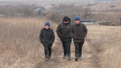 Микола, Артем та Денис з Гонтарівки прямують до куреня на уроки. Січень 2023 року. Фото: Суспільне Харків