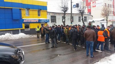 У Житомирі під час протесту проти будівництва АЗС мікроавтобус наїхав на чоловіка