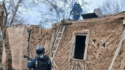 Чугуїв: рятувальники гасять пошкоджений дроном будинок