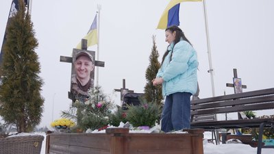 Юлія Щербина на могилі полеглого чоловіка Дмитра