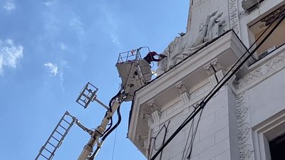 Радянський герб на міськраді Харкова маскують: демонтаж відбудеться пізніше Радянський герб на міськраді Харкова маскують: демонтаж відбудеться пізніше