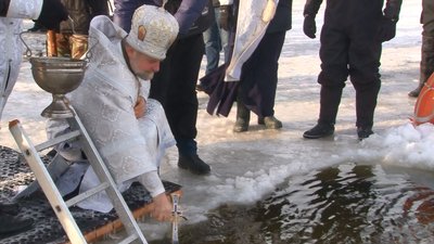 Пірнали, грілися в наметах і їли кашу: як святкували Водохреще у Черкасах Пірнали, грілися в наметах і їли кашу: як святкували Водохреще у Черкасах