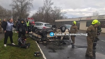 У Кременчуці через аварію перекинулося авто: є травмовані