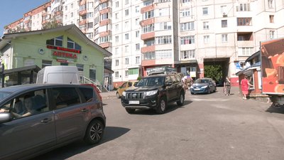У Рівному машини почали об'їжджати будівництво кільця через двір. Як реагують люди й поліція