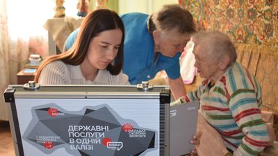 У ЦНАПі в Луцьку оновили "Мобільну валізу": як скористатися адмінпослугами