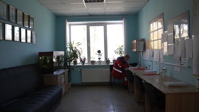 "Жили у підвалі". Як працювали медики "швидкої" у Сумах на початку вторгнення