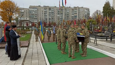 У Житомирі попрощалися із двома військовими, які загинули на Херсонщині у боях за Україну У Житомирі попрощалися із двома військовими, які загинули на Херсонщині у боях за Україну