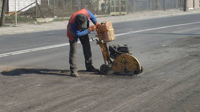 У Луцьку розпочали ямковий ремонт. Де тривають роботи У Луцьку розпочали ямковий ремонт. Де тривають роботи