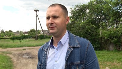 У Житомирській області на електроопорах облаштовують безпечні гнізда для лелек У Житомирській області на електроопорах облаштовують безпечні гнізда для лелек