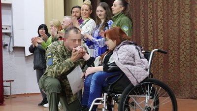 "Воїни часто стають на коліна, щоб просто подякувати", - каже Оксана Радушинська. "Воїни часто стають на коліна, щоб просто подякувати", - каже Оксана Радушинська.