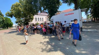 На Прикарпатті волонтери-іноземці з Siobhans Trust нагодували майже 1000 переселенців