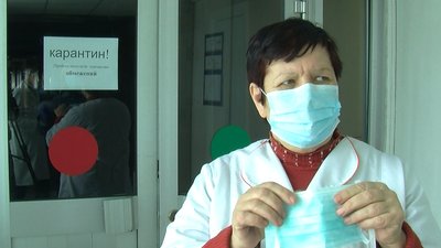 Лучанка шиє маски в домашніх умовах аби вберегтися від COVID-19 Лучанка шиє маски в домашніх умовах аби вберегтися від COVID-19
