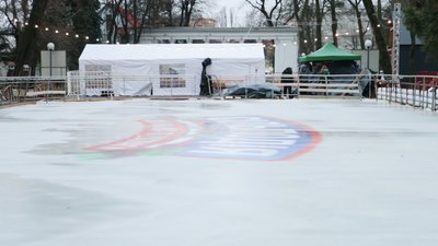 У вінницькому парку готують до запуску льодову ковзанку У вінницькому парку готують до запуску льодову ковзанку