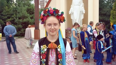 Співають біля церкви: в Тернополі дитячий ансамбль збирає гроші для ЗСУ Співають біля церкви: в Тернополі дитячий ансамбль збирає гроші для ЗСУ